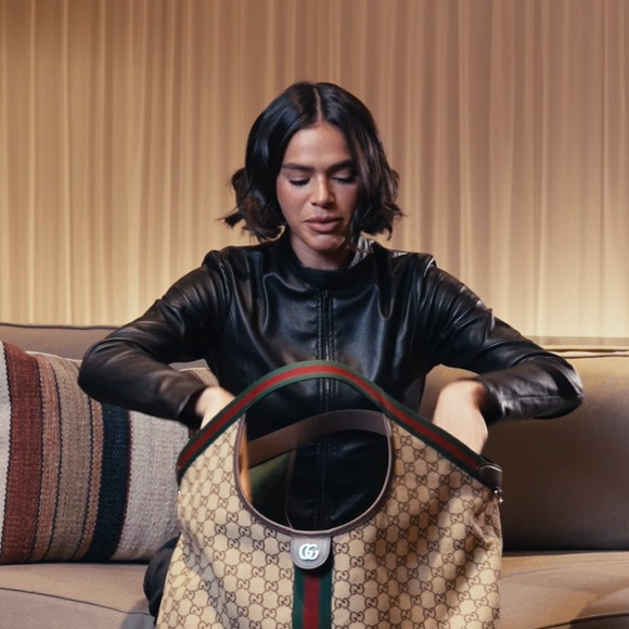 Entre os acessórios usados por Bruna Marquezine em Milão estão a bolsa Paparazzo Grande, da Gucci, avaliada em R$ 26.830, e os óculos de sol SL668, da YSL, de R$ 2.300