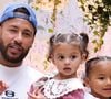 De acordo com a psicologia, essas 8 experiências da infância explicam por que você não confia facilmente nas pessoas - Foto ilustrativa de Neymar com as filhas