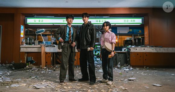 'Cashero': um trabalhador de um centro comunitário descobre ter superpoderes, mas enfrenta o azar de perder dinheiro sempre que os utiliza