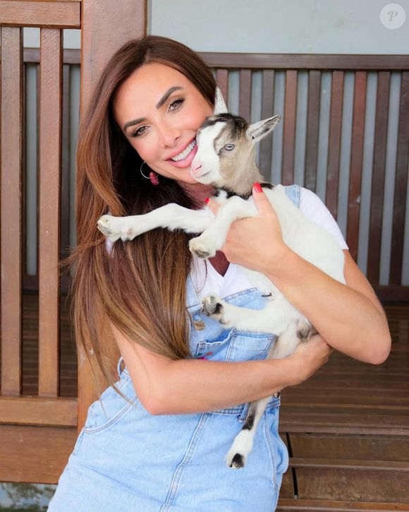 Nicole Bahls é conhecida por seu humor irreverente e por dar nomes de famosos aos animais de sua fazenda em Itaboraí