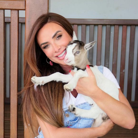 Nicole Bahls é conhecida por seu humor irreverente e por dar nomes de famosos aos animais de sua fazenda em Itaboraí