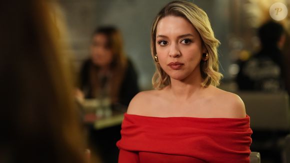 Lale coloca o namorado, Atilla, contra a parede na novela 'Coração de Mãe'
