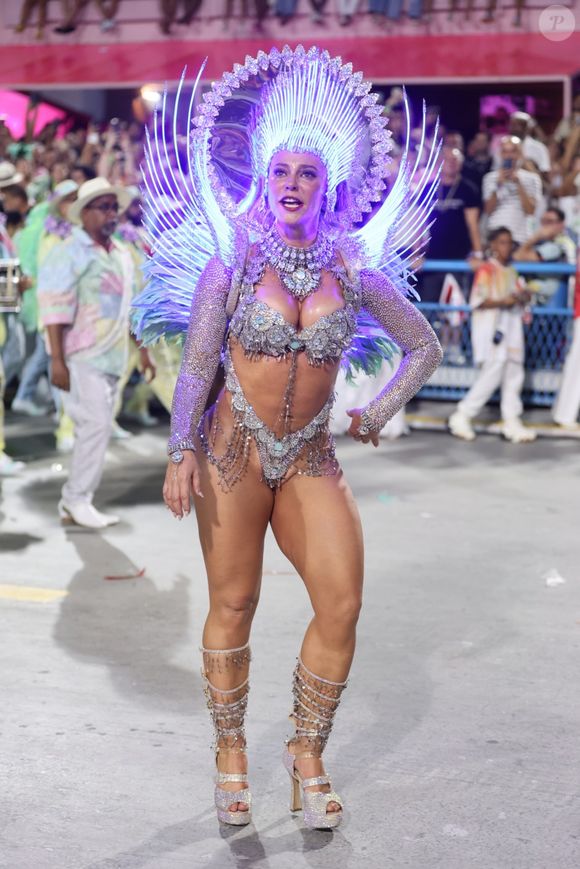 Giovanna Lancellotti foi acusada de mandar indireta para Paolla Oliveira depois que a ex-rainha de bateria da Grande Rio escreveu 'ouviu agora?', ao comentar nota baixa dada à bateria