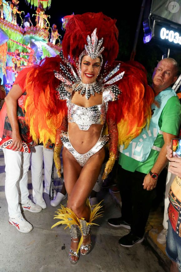 A Campeã do Carnaval 2024, Unidos do Viradouro, fecha a noite em Copacabana.