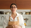 Paola Carosella ensinou em seu canal do YouTube uma receita de bolo de cenoura sem glúten deliciosa