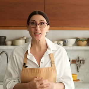 Paola Carosella ensinou em seu canal do YouTube uma receita de bolo de cenoura sem glúten deliciosa