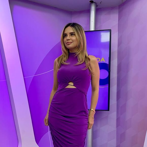 Namorada de Dudu Camargo, Suyane Pessoa elege vestido drapeado roxo