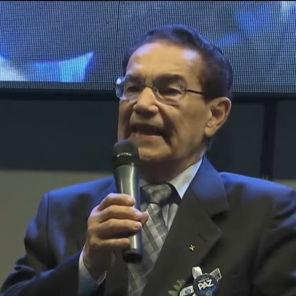 A Divaldo Franco foi revelado por guia espiritual que 200 espíritos iriam reencarnar a pedido de Jesus; o Papa Francisco foi um deles