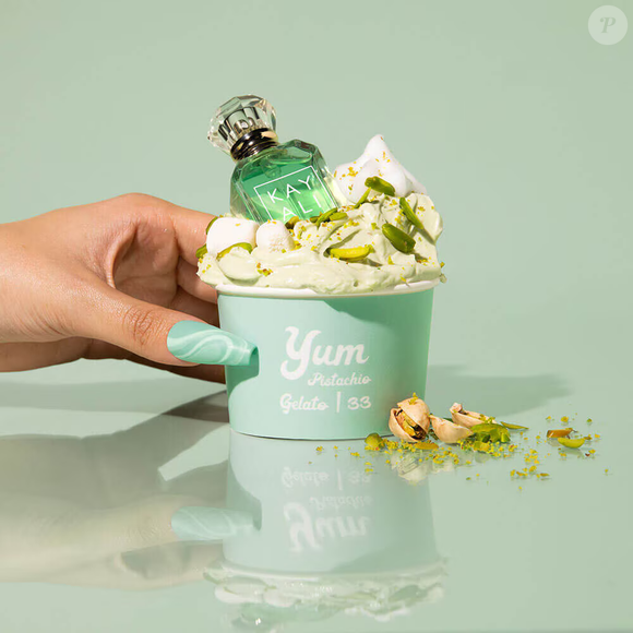 Na abertura, o perfume reúne pistache, sorvete, bergamota, limão italiano, rum, avelã e cardamomo, criando uma proposta cremosa, cítrica e levemente especiada