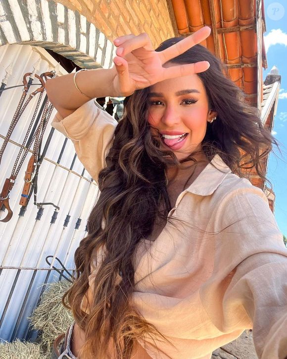 A ex-BBB Kerline fez grande transformação no cabelo antes de ir para 'A Fazenda'; ela pintou o cabelo de castanho