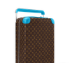O modelo em canvas Monogram Macassar possui detalhes coloridos nos cantos reforçados, haste externa e rodas compactas. Apesar do tamanho adequado para levar a bordo, o interior é espaçoso e conta com forro na mesma tonalidade vibrante dos acabamentos