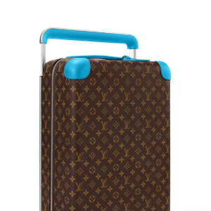 O modelo em canvas Monogram Macassar possui detalhes coloridos nos cantos reforçados, haste externa e rodas compactas. Apesar do tamanho adequado para levar a bordo, o interior é espaçoso e conta com forro na mesma tonalidade vibrante dos acabamentos