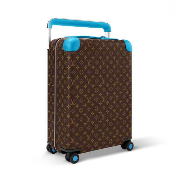 O modelo em canvas Monogram Macassar possui detalhes coloridos nos cantos reforçados, haste externa e rodas compactas. Apesar do tamanho adequado para levar a bordo, o interior é espaçoso e conta com forro na mesma tonalidade vibrante dos acabamentos