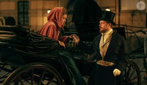 A Boneca, minissérie de época da Netflix, acompanha o romance entre Stanisław Wokulski, um comerciante ambicioso, e Izabela Łęcka, uma aristocrata da Varsóvia do século XIX