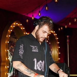 Felipe Poeta é DJ e faz sucesso em baladas e festivais
