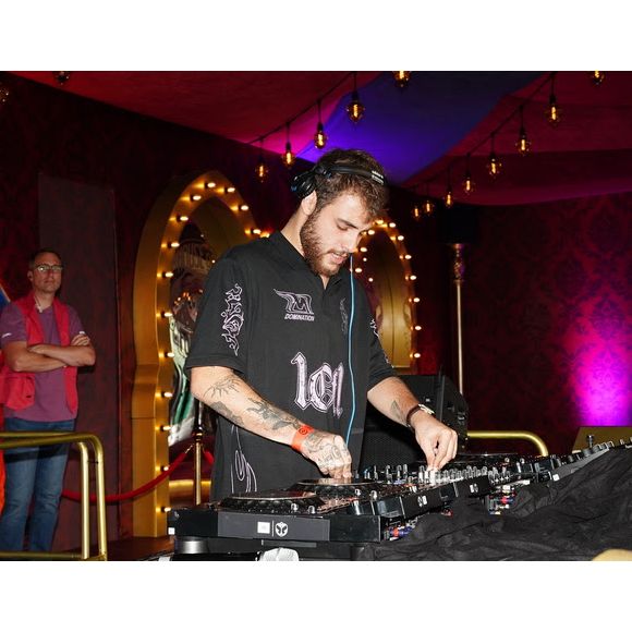 Felipe Poeta é DJ e faz sucesso em baladas e festivais