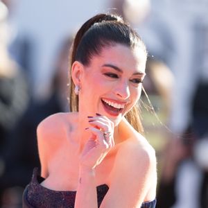 Em nova entrevista, Anne Hathaway afirma que envelhecer trouxe mais confiança e menos cobrança interna