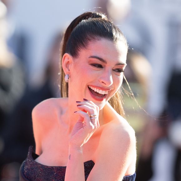 Em nova entrevista, Anne Hathaway afirma que envelhecer trouxe mais confiança e menos cobrança interna
