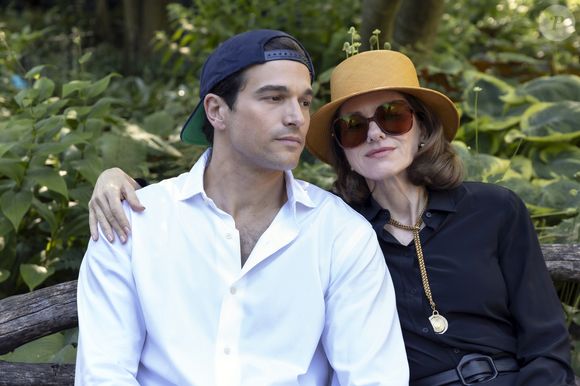 John F. Kennedy Jr. (Paul Anthony Kelly) era filho de um ex-presidente dos Estados Unidos e, na foto, é contracenado por Naomi Watts, que interpreta Jackie Kennedy Onassis