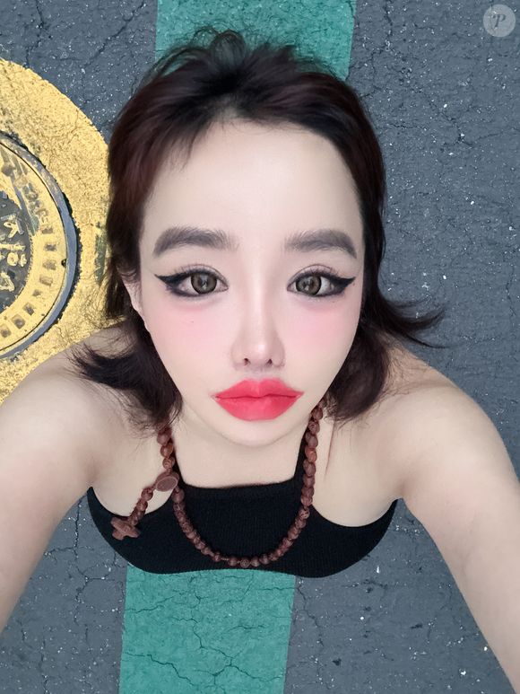 As makes, por vezes pesadas, ajudaram os olhos de Park Bom a se destacar