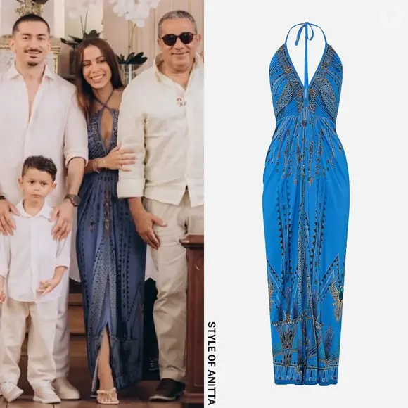 Usando vestido de malha franzido com decote em V por Camilla Franks, custando aproximadamente R$ 3.400.
