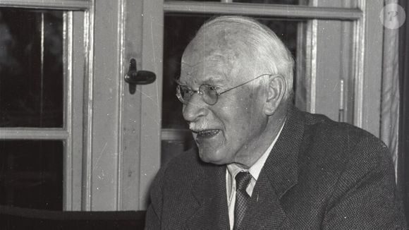 Carl Jung, conhecido como o pai da psicanálise, defendia a ideia de que é preciso abraçar nosso lado sombrio para sermos veridadeiramente inteiros