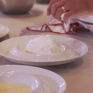 A montagem é feita em um prato fundo, com o creme embaixo e as claras em cima