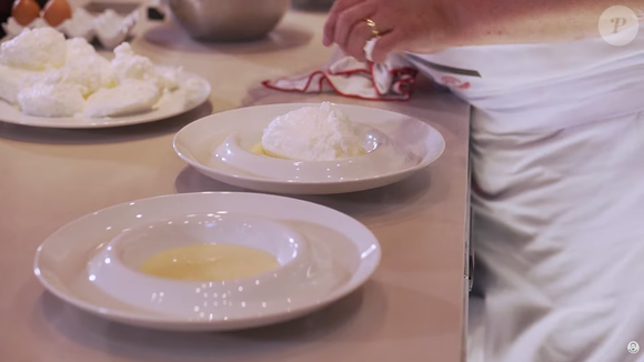 A montagem é feita em um prato fundo, com o creme embaixo e as claras em cima