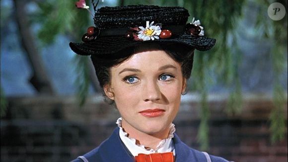Julie Andrews, lenda do cinema e da TV, famosa por filmes como 'A Noviça Rebelde' e 'Mary Poppins' foi premiada com o Emmy de Melhor Performance de Voz por sua interpretação de Lady Whistledown em 'Bridgerton'
