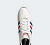 O segredo do estilo de Harry Styles também pode estar nos pés: Adidas Runvista aposta em referências vintage e detalhes coloridos que lembram os looks icônicos do cantor