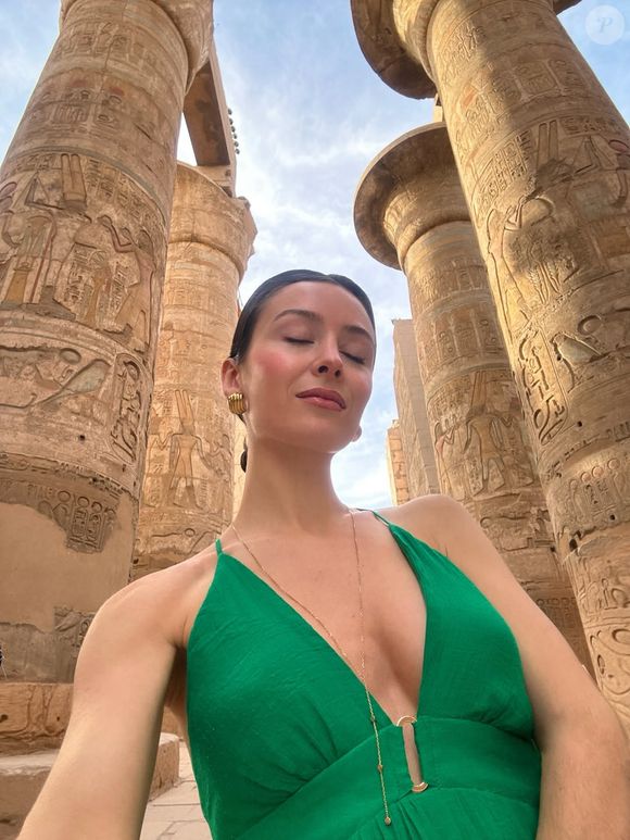 A estética árabe avança sobre o guarda-roupa de outono e chega aos sapatos com inspiração marroquina, acabamento artesanal e proposta elegante sem salto