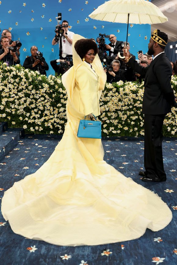 Ela surgiu no Met Gala 2025 com um terno arquitetônico em amarelo-manteiga, acompanhado de uma icônica bolsa Kelly da Hermès