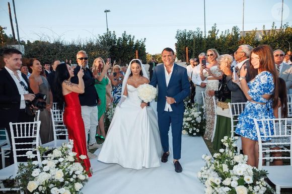 Petkovic conduz a filha caçula, Inês, ao altar montado de frente para o mar da Grécia