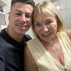 O padrasto de Eliana? Com apenas 24 anos, 17,7 mil seguidores e até uma música de amor: quem é Noé, rapaz que se diz namorado da mãe de famosa e chocou até Leo Dias; jovem tem 63 anos de diferença para Eva Michaelichen