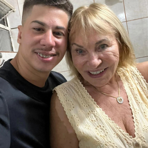 O padrasto de Eliana? Com apenas 24 anos, 17,7 mil seguidores e até uma música de amor: quem é Noé, rapaz que se diz namorado da mãe de famosa e chocou até Leo Dias; jovem tem 63 anos de diferença para Eva Michaelichen