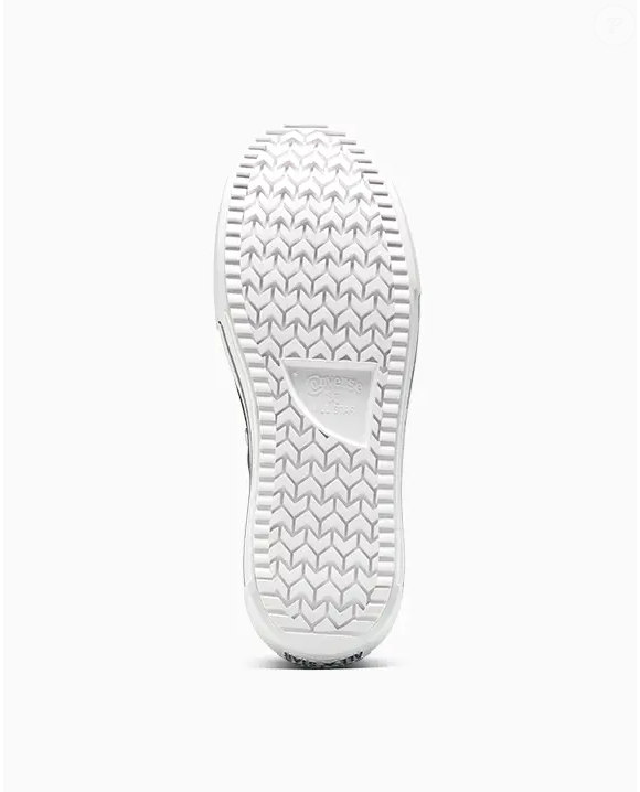 O novo tênis xadrez da Converse não chama atenção apenas pelo visual inspirado nas festas juninas. O modelo também aposta no amortecimento OrthoLite, tecnologia desenvolvida para proporcionar mais conforto durante o uso e transformar o clássico plataforma em uma opção estilosa para a rotina