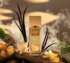A fragrância combina doçura, calor e profundidade amadeirada para criar um perfume descrito pela marca como uma verdadeira jornada sensorial pelos mistérios de Madagascar