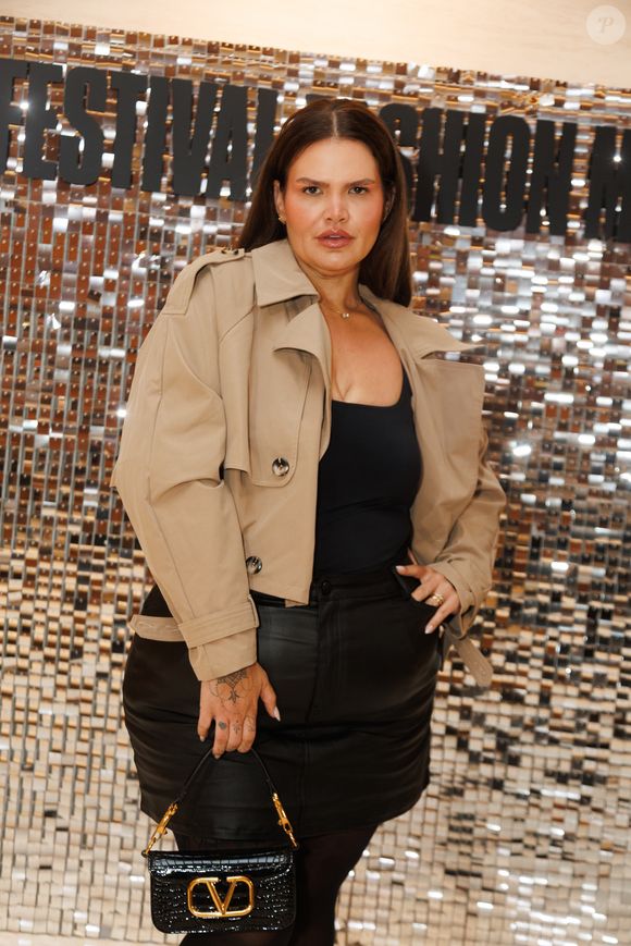 Bolsa estruturada da Valentino adiciona toque de luxo ao visual contemporâneo de Thais Carla