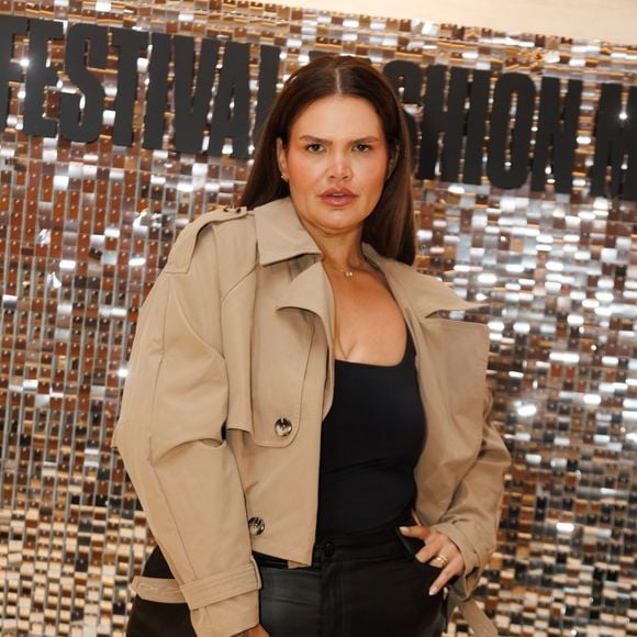 Bolsa estruturada da Valentino adiciona toque de luxo ao visual contemporâneo de Thais Carla