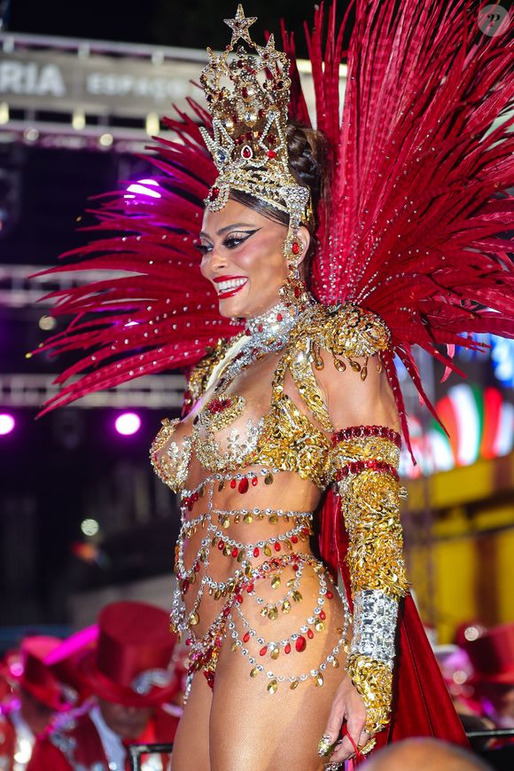 Batom vermelho foi destaque em maquiagem de Juliana Paes para o desfile da Viradouro