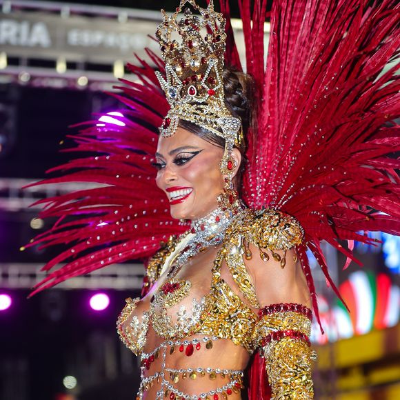 Batom vermelho foi destaque em maquiagem de Juliana Paes para o desfile da Viradouro