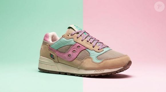 O Tênis Shadow 5000, da Saucony, reúne tons de cinza, rosa e verde menta, além de recortes em estilo color-block, criando uma aparência diferente dos modelos neutros.