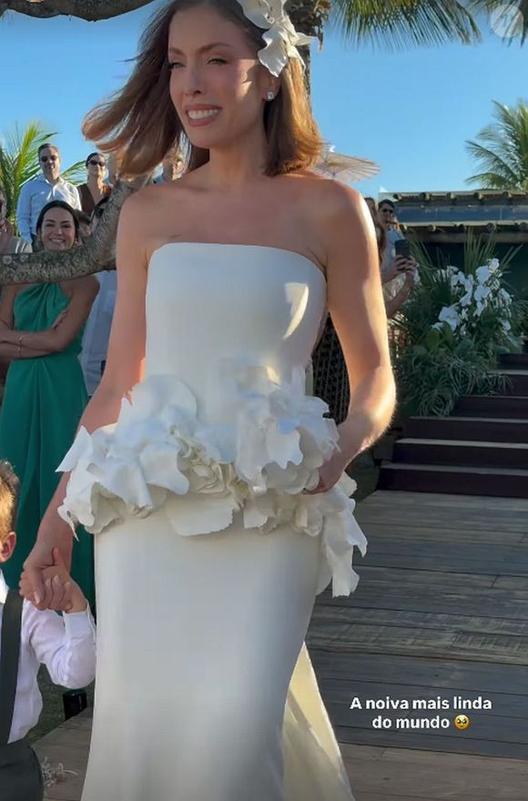 Fabiana Justus renovou seus votos de casamento com o marido, Bruno Levi, após 15 anos de união