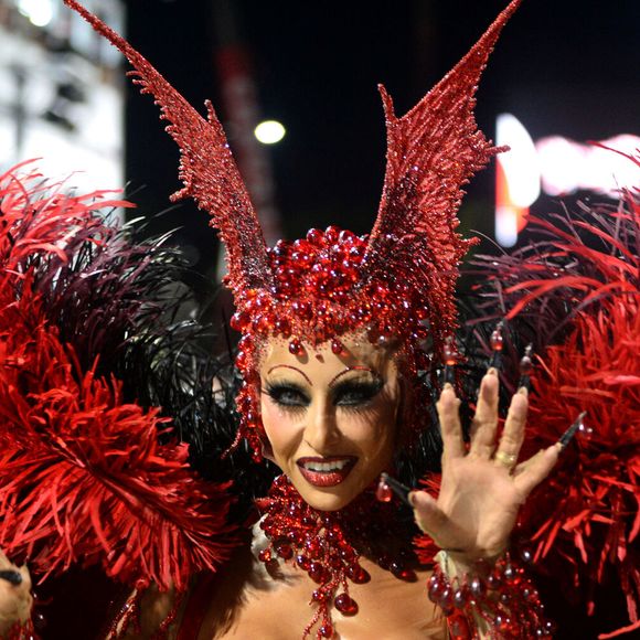 Vampira sexy! Sabrina Sato encarnou o personagem em desfile com rainha de bateria