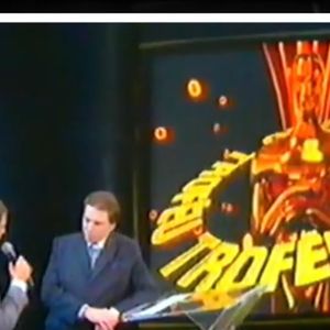 Cauã Reymond virou alvo das zoeiras de Silvio Santos no Troféu Imprensa: 'Você tem uma aparência assim muito formal. Deve fazer vilão em novela e não galã'