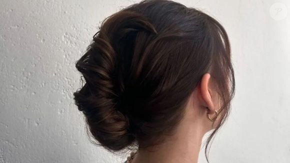 Do casual ao elegante, o coque french twist é o penteado versátil que você precisa testar