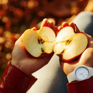 Maçã é rica em quercetina, que tem ação anti-inflamatória sobre as vias respiratórias, ajudando a reduzir crises de asma, rinite e bronquite