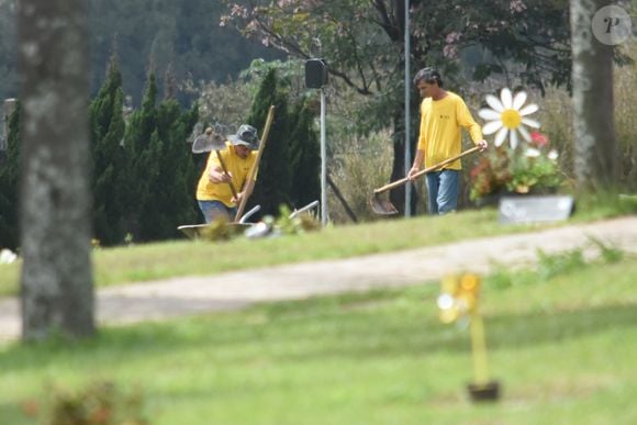 Velório do cantor Rick e sepultamento do sertanejo: cerimônias reservadas à família e amigos - na foto, funcionários de cemitério organizam enterro do parceiro de dupla sertaneja de Renner