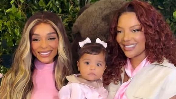 Ludmilla e Brunna Gonçalves combinam looks para festa de 1 ano da filha, Zuri. Veja imagens da comemoração luxuosa!