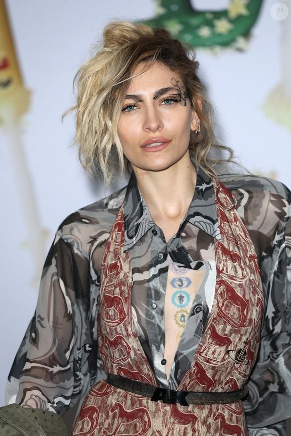 Paris Jackson contou que procurou um médico depois de "abrir um buraco" no nariz durante o período de dependência e ouviu do profissional que o problema estava relacionado ao uso de substâncias como cocaína e cetamina
